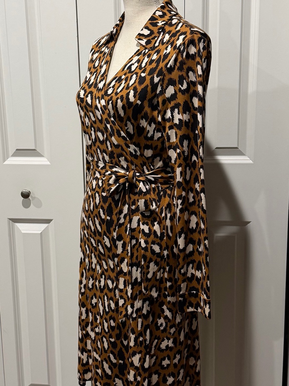 DIANE VON FURSTENBERG SIPLK WRAP LEOPARD PRINT DRESS- SZ 4